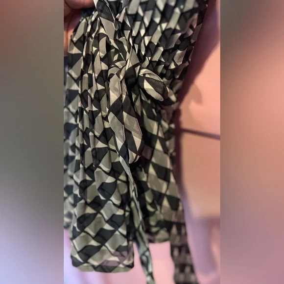 Banana Republic Factory Pleated Tie Waist Sleeveless Top - Picture 3 of 6